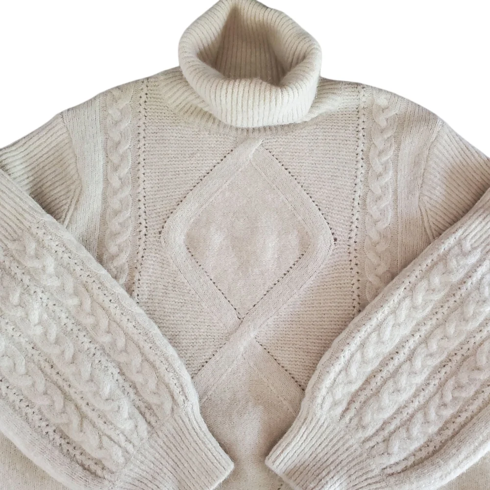 a LOVES a Biege Alpaca/Wool Blend Cable Knit Turtle Neck Balloon Sleeve‎ Sweater